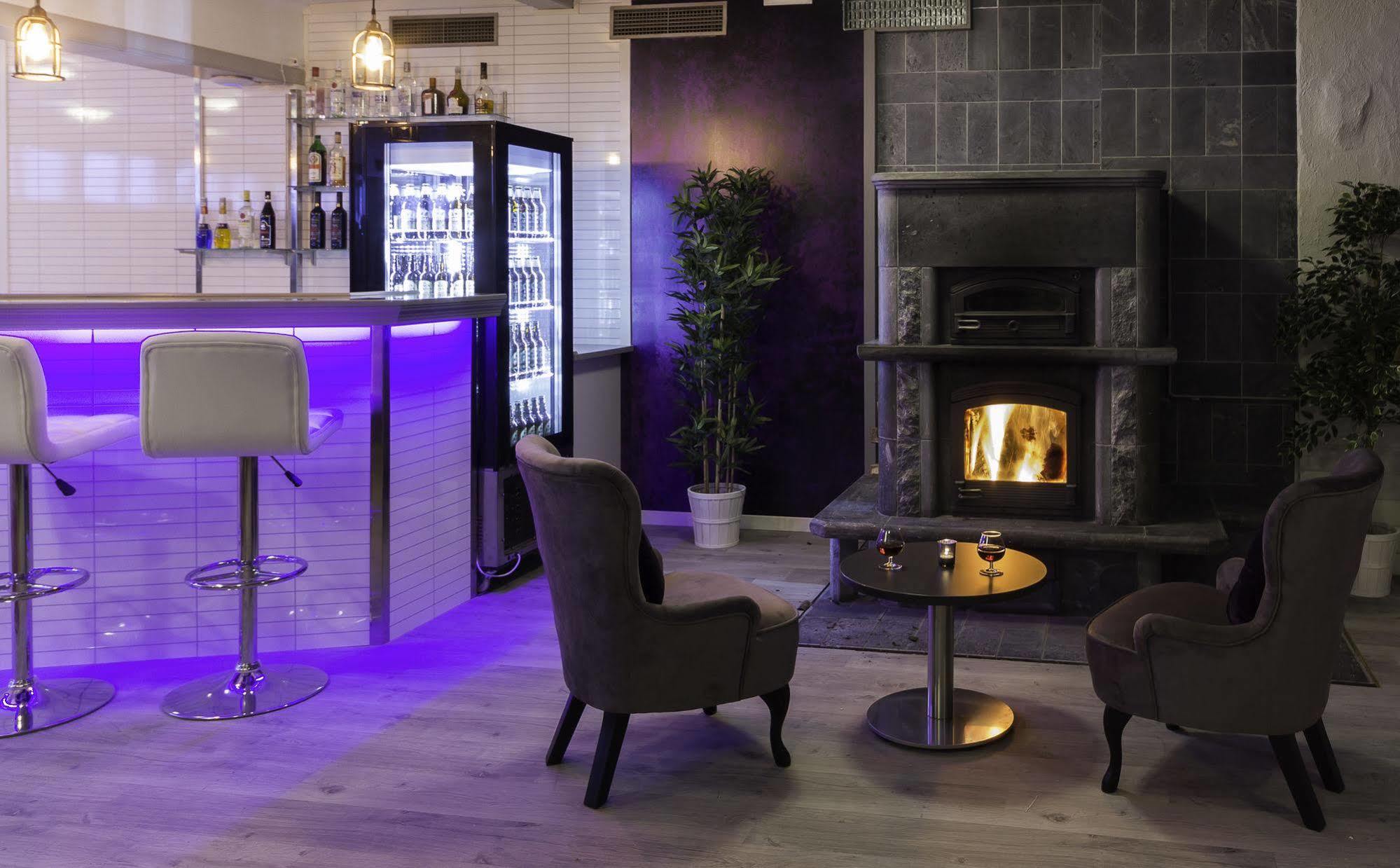 Hotell Restaurang Naemforsen Nasaker Екстер'єр фото